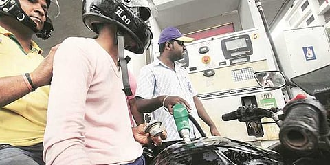 ஹெல்மெட் போட்டால் தான் பெட்ரோல்: புதிய விதிமுறை அமல்