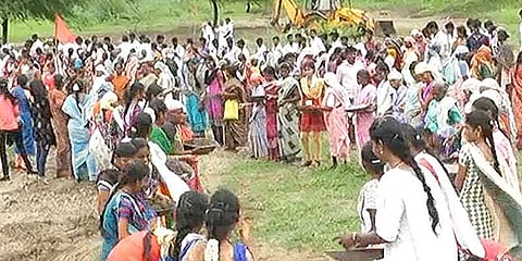 ஏரியைத் தூர்வாரி விவசாயிகளுக்கு உதவிய மக்கள், தன்னார்வலர்கள்