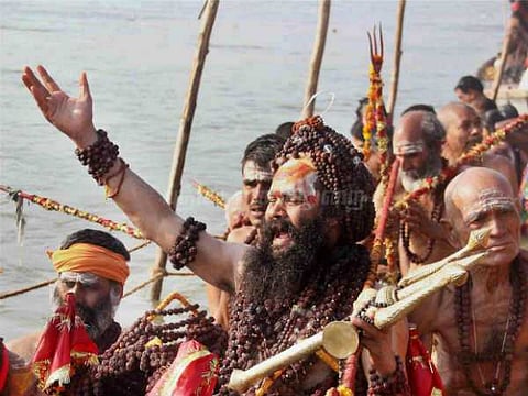 நிறம் மாறிய கங்கை: நீராட சாதுக்கள் மறுப்பு!