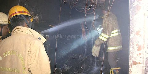 வணிக வளாகத்தில் திடீர் தீ: கடைகள் எரிந்து சேதம்