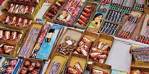 கூட்டுறவு அங்காடியில் பட்டாசு சிறப்பு விற்பனை தொடங்கியது