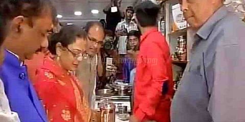 தீபாவளிக்கு பாத்திரங்கள் வாங்க கடைக்கு சென்ற முதலமைச்சர்