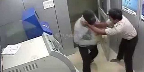 ஏடிஎம் காவலரை தாக்கிய கொள்ளையன்: சிசிடிவி காட்சி வெளியீடு