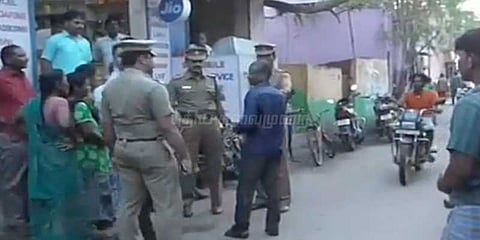 கொள்ளையர்களை பிடிக்க உதவிய கடை உரிமையாளருக்கு பாராட்டு