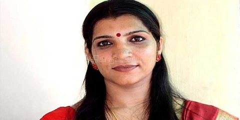 சரிதா நாயர் மீதான மோசடிப் புகார்: கேரள சட்டசபையில் அறிக்கை தாக்கல்