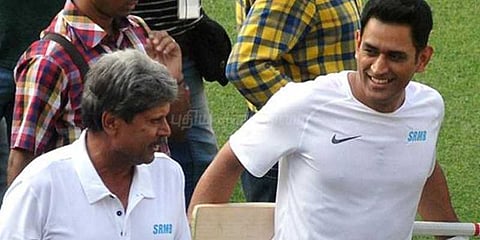 தோனிக்கு பந்து வீசிய கபில்தேவ்!