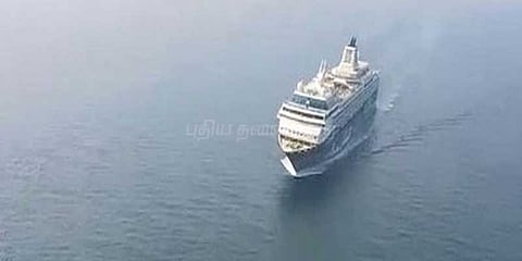 நடுக்கடலில் பயணிக்கு மாரடைப்பு: ஹெலிகாப்டர் மூலம் மீட்பு