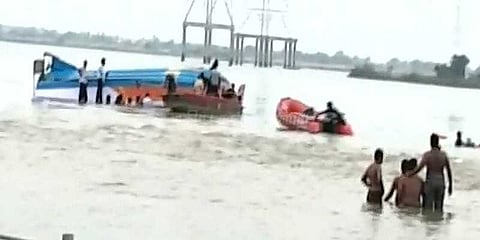 ஆந்திராவில் படகு கவிழ்ந்து விபத்து: நீரில் மூழ்கி 14 பேர் பலி
