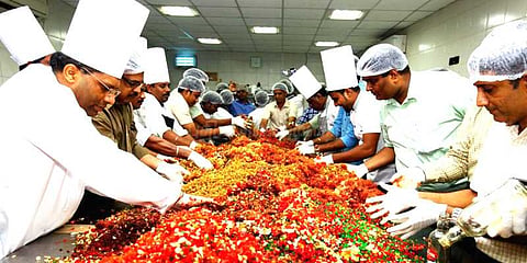 கிறிஸ்துமஸ் பண்டிகைக்காக பிரம்மாண்ட கேக் செய்யும் பணிகள் ஆரம்பம்