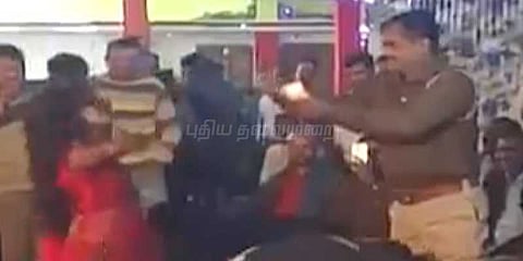 நடனமாடிய பெண் மீது ரூபாய் நோட்டு மழை: சர்ச்சையில் சிக்கிய காவல் அதிகாரி