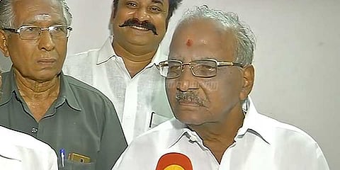 ஆர்.கே.நகரில் போட்டியிட விருப்ப மனு அளித்தார் மதுசூதனன்