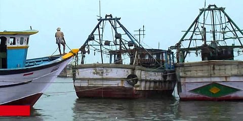 நள்ளிரவில் சூறாவளி: விசைப்படகுகள் சேதம்
