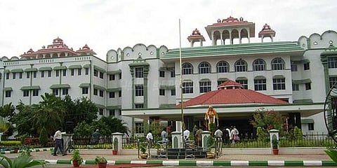 தமிழகத்தில் உள்ள அனைத்து மணல் குவாரிகளையும் மூட உத்தரவு