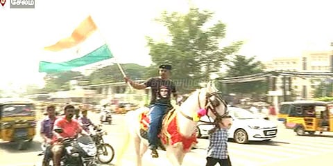 சேலம் கலெக்டரிடம் மனு கொடுக்க குதிரை மீது வந்த நபர்