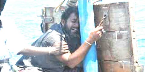 தமிழக மீனவர்கள் 13 பேர் படகுகளுடன் கைது