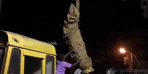 எம்ஜிஆர், ஜெயலலிதா சிலைகள் இரவோடு இரவாக அகற்றம்
