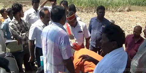 விளைநிலங்களை காக்க அதிகாரிகளின் காலில் விழுந்த விவசாயிகள்