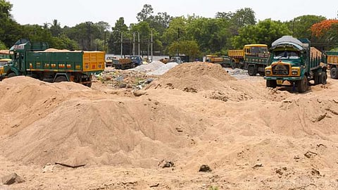 ஆற்றில் மணல் திருட்டு : வேடிக்கை பார்க்கும் அதிகாரிகள்