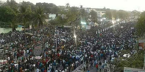 தூத்துக்குடியை அதிரவைக்கும் ஸ்டெர்லைட் எதிர்ப்பு போராட்டம்: 20,000 பேர் பங்கேற்பு