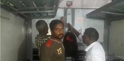 அவசரகால செயினை இழுத்தும் நிற்காமல் சென்ற ரயில்..! பாசத்தில் துடிதுடித்த நண்பர்கள்..!