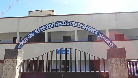 சாலை இல்லாமல் வனப்பகுதிக்குள் செல்லும் பள்ளி மாணவர்கள்