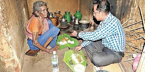 மூதாட்டியுடன் மண் தரையில் சாப்பாட்டை பகிர்ந்து கொண்ட கலெக்டர்