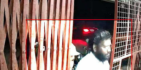 ஊழியரை அரிவாளால் தாக்கி டாஸ்மாக் கடையில் கொள்ளை