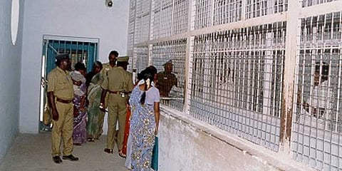 சிறையில் தொடரும் கைதிகளின் மர்ம மரணம் - 2 வார்டன்கள் நீக்கம்!