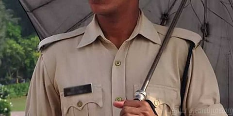 பிச்சை எடுக்க அனுமதி கேட்கும் போலீஸ்காரர்: மும்பையில் பரபரப்பு
