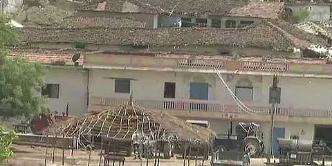 கடவுளின் சாபம்: 400 ஆண்டுகளாக பிரசவம் பார்க்காத கிராமம்