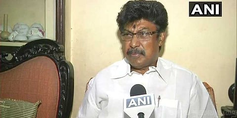 அரசியல் சாசனத்தில் கர்நாடகாவுக்கு தனிச்சட்டம் இல்லை: காங். ஆவேசம்