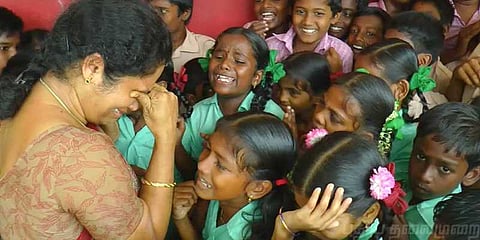 “வேறு பள்ளிக்கு செல்லக் கூடாது''.. ஆசிரியரை கட்டித்தழுவி மாணவிகள் கண்ணீர்..!