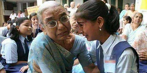 வைரலான பாட்டியும், பேத்தியும் : என்ன தான் விஷயம்?