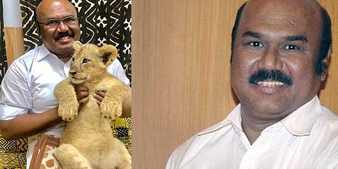 சிங்கக்குட்டியுடன் அமைச்சர் ஜெயக்குமார்