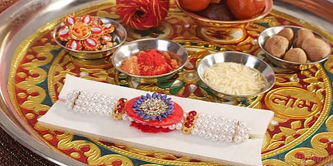 மறைந்த தம்பியின் சிலைக்கு ராக்கி கட்டிய சகோதரி