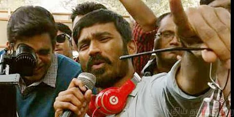 டைரக்ஷன் வேலைகளில் இறங்கினார் தனுஷ்