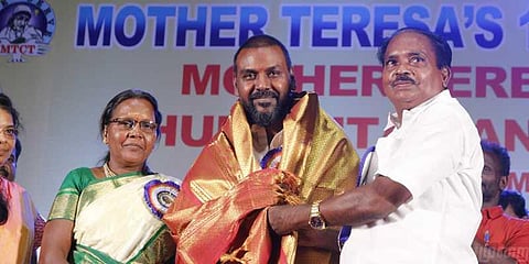 “குடும்ப வறுமைக்காக கார் கழுவினேன்”- தெரசா விருதில் ராகவா லாரன்ஸ்