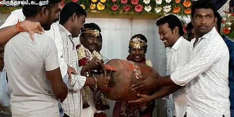 புதுமண தம்பதிகளுக்கு சிலிண்டரை பரிசளித்த நண்பர்கள்..!