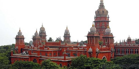 சென்னையில் அதிமுக சார்பில் வைக்கப்பட்ட பேனர்களை அகற்ற உத்தரவு