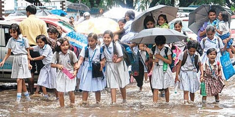 பள்ளிகளுக்கு விடுமுறை கொடுக்கவில்லையா ? சென்னை ஆட்சியர் கடும் எச்சரிக்கை
