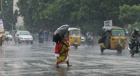 திடீர் மழையால் மகிழ்ச்சியடைந்த சென்னை மக்கள் !