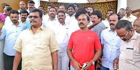 “தகுதிநீக்க எம்எல்ஏக்கள் கூண்டோடு குற்றால பயணம்” - தினகரன் கட்டளையா?