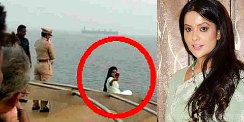 ’ஆபத்தான செல்ஃபி’: மன்னிப்புக் கேட்டார் மகாராஷ்ட்ரா முதல்வரின் மனைவி!
