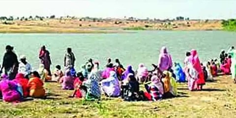 தண்ணீர் திருட்டு: இரவு பகலாக குளத்தைப் பாதுகாக்கும் கிராமம்!