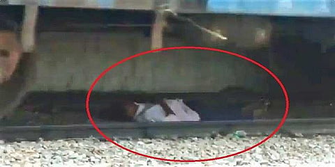 ரயில் கடக்கும்போது தண்டவாளத்திற்குள் படுத்திருந்த வாலிபர்