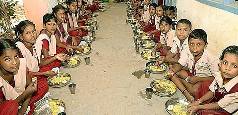 அதிர வைக்கும் சத்துணவு திட்ட ஊழல்... அதிகாரிகள் அரசியல்வாதிகளுக்கு ரூ.2,400 கோடி லஞ்சம்..?
