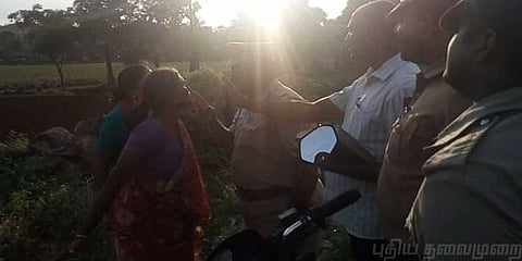 ஆய்வுக்குச் சென்ற அதிகாரிகளை ஆபாசமாக பேசிய பெண்கள் கைது
