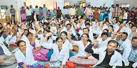 தமிழகம் முழுவதும் அரசு மருத்துவர்கள் இன்று வேலை நிறுத்தம்