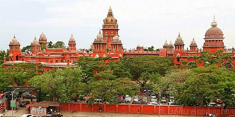 தமிழகம் முழுவதும் பேனர் வைக்க தடை - உயர்நீதிமன்றம் உத்தரவு