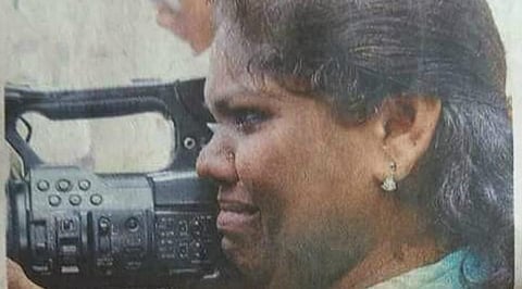 வேலை பார்க்கவிடாமல் கேரள ஒளிப்பதிவாளர் மீது தாக்குதல்: வைரல் போட்டோ